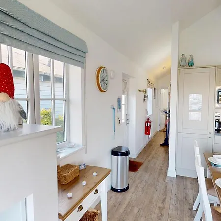 Oreo Shack, The Bay, 2 Bedrooms With Ensuites, Parking For 2 Cars, Strictly Pet-free