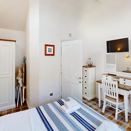 Oreo Shack, The Bay, 2 Bedrooms With Ensuites, Parking For 2 Cars, Strictly Pet-free *